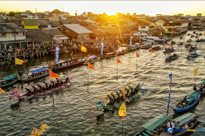 
 Suasana perhelatan Lomba Perahu Naga (Dragon Boat Race) 2026 di perairan Pelantar 3, Tanjungpinang, Jumat (26/6/2026). 