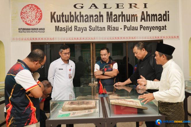 
 Delegasi Sosek Malindo Johor, Malaysia, didampingi Kepala BPPD Kepri Doli Boniara dan Sekdako Tanjungpinang Zulihidayat memelihat koleksi Galeri Kutubkhanah Marhum Ahmadi, Pulau Penyengat, Rabu (24/6/2026). 