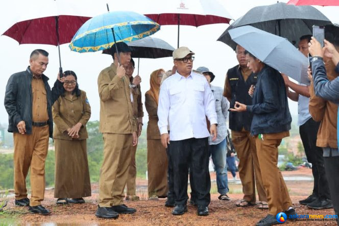 
 Wagub Kepri, Nyanyang Haris Pratamura didampingi Kadis PUPP Rodi Yantari, Kadinsos Mahadi Rahman meninjau lahan rencana pembangunan Sekolah Rakyat di Desa Bintan Buyu, Kabupaten Bintan, Senin (22/6/2026). 