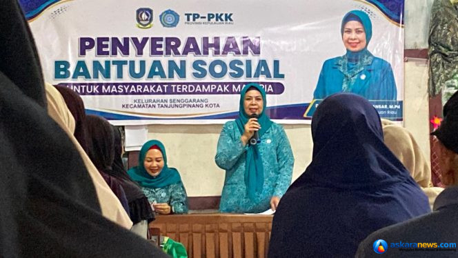 
 Ketua TP PKK Kepri Dewi Kumalasari Ansar memberikan kata sambutan sekaligus mengingatkan warga Tanjungsebauk, Kota Tanjungpinang untuk menjaga lingkungan, Selasa (23/6/2026). Kasus malaria di Kampung ini menjadi sorotan setelah hampir 500 kasus malaria terjadi di kampung tersebut. 