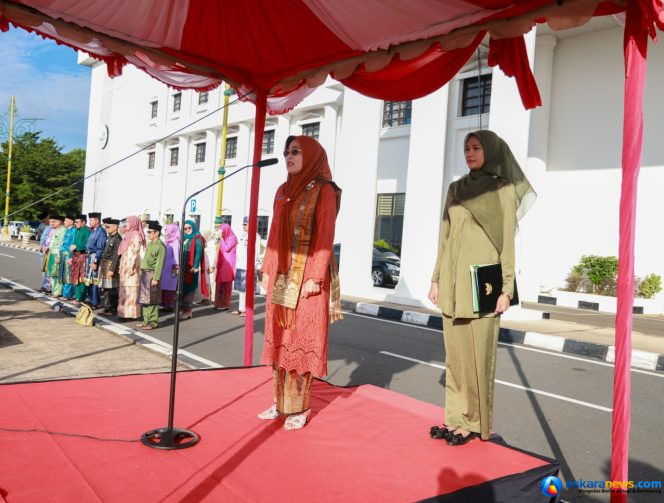 
 Sekdaprov Kepri, Misni bertindak selaku pemimpin upacara peringatan Harganas ke-33 tingkat Provinsi Kepri tahun 2026 di halaman Kantor Gubernur Kepri, Dompak, Senin (29/6/2026). 