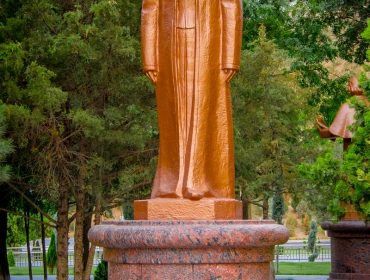 Patung Raja Ali Haji di Magtymgyly Pyragy Park kota Ashgabat, Turkmenistan. (Sumber: turkmenistan.gov.tm)