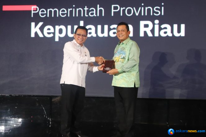 
 Gubernur Kepri Ansar Ahmad menerima penghargaan dalam ajang Apresiasi Cita Loka Fest 2026 dari Dirjen Bangda Kemendagri Restuardy Daud di Arya duta Hotel, Menteng, Jakarta,Rabu (24/6/2026). (Sumber: Tribun Network)