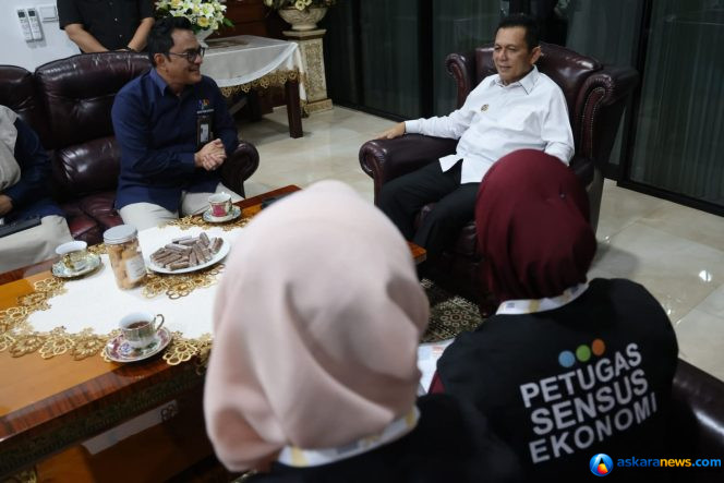 
 Kepala BPS Kepri Toto Haryanto Silitonga (kiri) saat pendataan dalam kegiatan Sensus Ekonomi 2026 di kediaman Gubernur Kepri Ansar Ahmad Jalan Peralatan Tanjungpinang Senin (15/6/2026). 