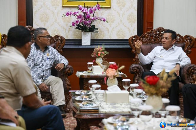 
 Gubernur Kepri Ansar Ahmad menerima Audiensi Komisioner Komisi Informasi (KI) Kepulauan Riau di Gedung Daerah, Tanjungpinang, Senin (15/6/2026). Gubernur Ansar menargetkan seluruh OPD di Pemprov Kepri meraih predikat informatif di tahun 2026 ini. 