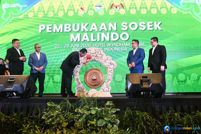 
 Gubernur Kepri, Ansar Ahmad, memukul gong, membuka Persidangan Sosek Malindo ke-22 yang diselenggarakan di Wyndham Panbil Hotel, Batam, Senin (22/6/2026). Forum ini berperan strategis dalam memperkuat hubungan kerja sama lintas negara, khususnya di wilayah perbatasan. 