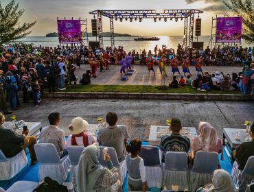 Tarian kolosal dilakoni sekelompok penari mengenakan beragam pakaian adat Nusantara memeriahkan Parade Seni dan Budaya di kawasan Gedung Lembaga Adat Melayu (LAM) Kepulauan Riau, Tanjungpinang, Sabtu (13/6/2026). Kegiatan yang menjadi bagian dari event wisata tahunan Kemilau Nusantara Kepri 2026. 