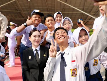 Sejumlah siswa berswafoto bersama Plh Wali Kota Batam, Li Claudia Chandra, usai upacara peringatan Hari Lahir Pancasila di Dataran Engku Putri, Batamcentre, Senin (1/6/2026). 