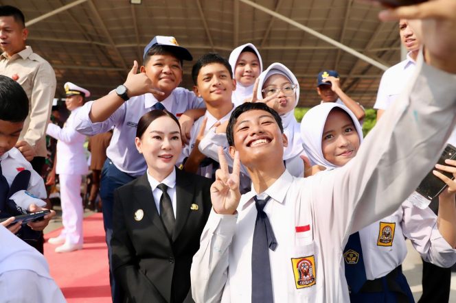 
					Sejumlah siswa berswafoto bersama Plh Wali Kota Batam, Li Claudia Chandra, usai upacara peringatan Hari Lahir Pancasila di Dataran Engku Putri, Batamcentre, Senin (1/6/2026). 
