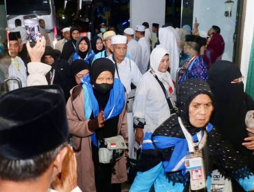 Sejumlah jemaah haji Kloter 1 Debarkasi Batam tiba di Asrama Haji Batam, Senin (1/6/2026). 