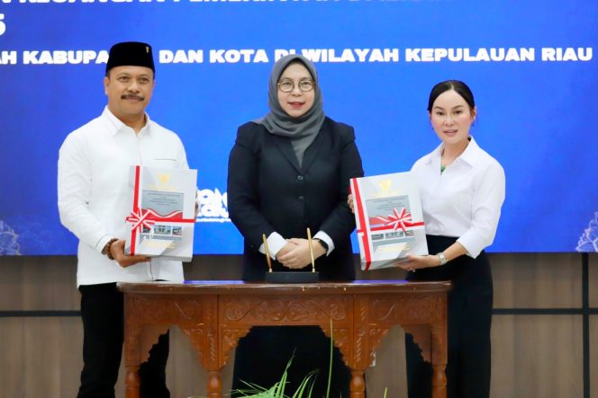 
 Plh Wali Kota Batam, Li Claudia Chandra, menerima LKPD Tahun Anggaran 2025 di Kantor BPK Perwakilan Provinsi Kepulauan Riau, Selasa (2/6/2026). 