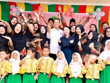 Wali Kota Batam, Amsakar Achmad, bersama Wakil Wali Kota Batam, Li Claudia Chandra, bersama siswa saat penyerahan KIA belum lama ini. 