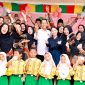 Wali Kota Batam, Amsakar Achmad, bersama Wakil Wali Kota Batam, Li Claudia Chandra, bersama siswa saat penyerahan KIA belum lama ini. 