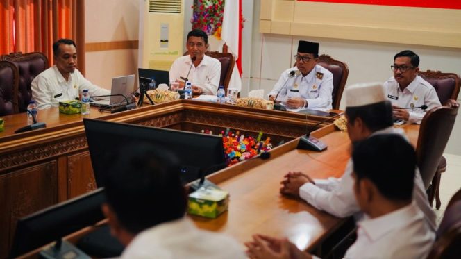 
					Wakil Bupati Natuna saat membuka kegiatan Job Fit pejabat pimpinan tinggi pratama atau eselon II di lingkungan pemerintah daerah Natuna, 