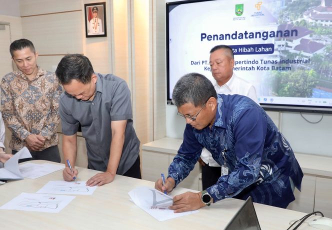 
 Sekretaris Daerah Kota Batam, Firmansyah, dan Direktur PT Prima Propertindo Utama, Albert Crenna Dessely, menandatangani naskah hibah di Kantor Wali Kota Batam, Kamis (11/6/2026). 