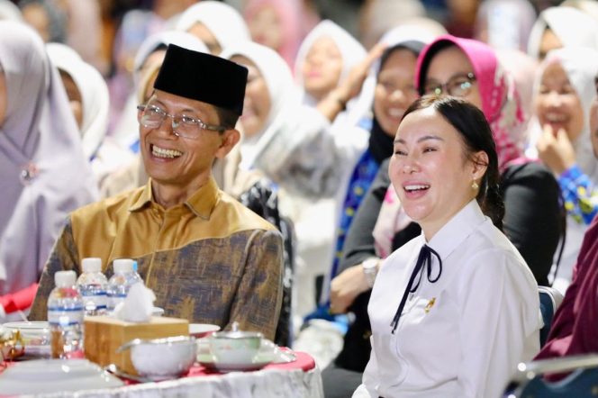
 Wali Kota Batam, Amsakar Achmad, bersama Wakil Wali Kota Batam, Li Claudia Chandra. 