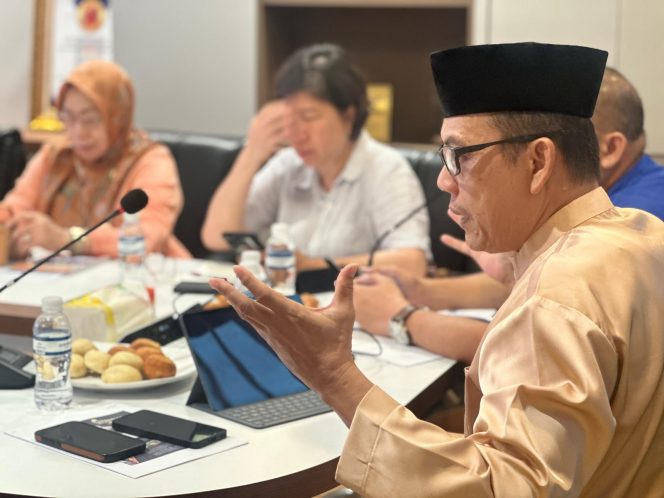 
 Kepala Bapenda Batam, Raja Azmansyah, memimpin rapat persiapan Apresiasi Wajib Pajak Taat Pajak Tahun 2026 di Ruang Rapat Bapenda Kota Batam, Jumat (12/6/2026). 