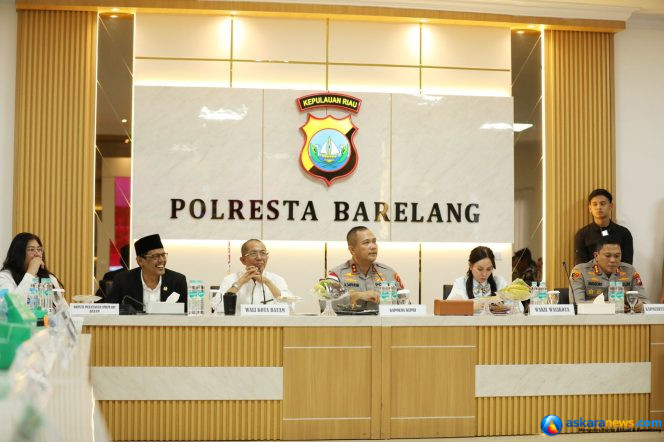
 Wali Kota Batam, Amsakar Achmad, bersama Wakil Wali Kota Batam, serta Forkopimda Kepri dan Batam, menggelar pertemuan dengan para pengusaha besi tua di Mapolresta Barelang, Senin (15/6/2026). 