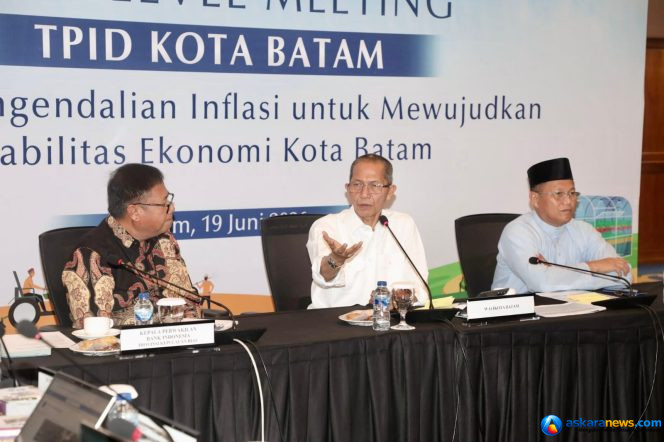 
 Wali Kota Batam, Amsakar Achmad, menyampaikan arahan saat menghadiri HLM TPID Kota Batam Tahun 2026 di Ruang Raja Haji Fisabilillah, Kantor Perwakilan Bank Indonesia Kepri, Jumat (19/6/2026). 