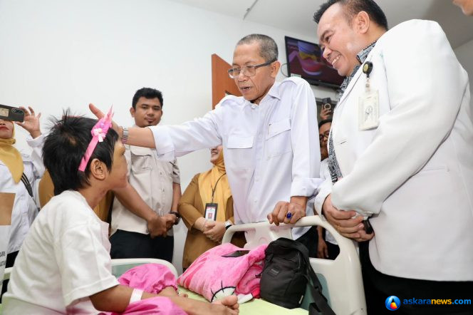 
 Wali Kota Batam, Amsakar Achmad, mengusap kepala RAL saat menjalani perawatan di RSUD Embung Fatimah, Batuaji, Senin (22/6/2026). 