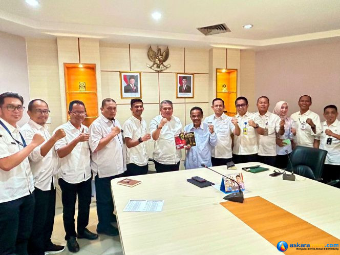 
 Asisten Pemerintahan dan Kesejahteraan Rakyat Sekretariat Daerah Kota Batam, Yusfa Hendri, bersama sejumlah pejabat usai Rapat Persiapan Nonton Bareng Piala Dunia FIFA 2026 di Kantor Wali Kota Batam, Rabu (24/6/2026). 