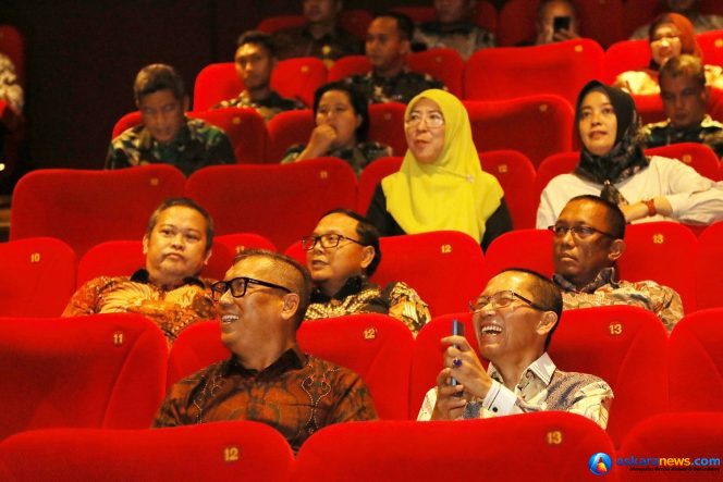 
 Wali Kota Batam, Amsakar Achmad, bersama Wakil Gubernur Kepri, Nyanyang Haris Pratamura, menyaksikan film Tanah Sengketa di Mega XXI Batam, Kamis (25/6/2026). 