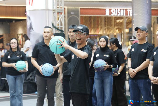 
 Wali Kota Batam, Amsakar Achmad, bersiap melempar bola saat membuka Basketball 3×3 Bhayangkara Championship di Grand Batam Mall, Lubukbaja, Kamis (25/6/2026). 