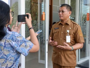 Sekda Batam, Firmansyah, memberi keterangan kepada wartawan usai membuka Konsultasi Publik Rancangan Kajian Naskah Akademik Penyusunan Ranperda tentang Penataan Kampung Tua di Harris Hotel Batam Center, Senin (29/6/2026). 