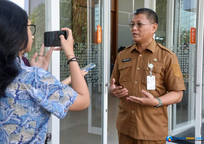 
 Sekda Batam, Firmansyah, memberi keterangan kepada wartawan usai membuka Konsultasi Publik Rancangan Kajian Naskah Akademik Penyusunan Ranperda tentang Penataan Kampung Tua di Harris Hotel Batam Center, Senin (29/6/2026). 