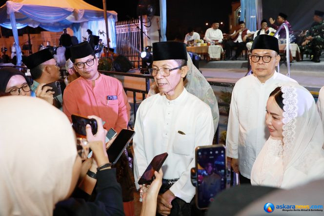 
 Wali Kota Batam, Amsakar Achmad, bersama Wakil Wali Kota Batam, Li Claudia Chandra, memberi keterangan pers belum lama ini. 
