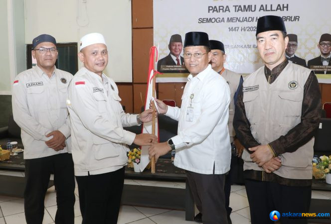
 Sekda Batam, Firmansyah, menyambut kedatangan Jemaah Haji Kloter 25 Debarkasi Batam di Asrama Haji Batam, Selasa (30/6/2026). 