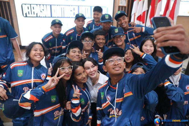 
 Atlet POPDA Kepri kontingen Batam berswafoto dengan Wakil Wali Kota Batam usai pelepasan kontingen di Kantor Wali Kota Batam, Selasa (30/6/2026). 