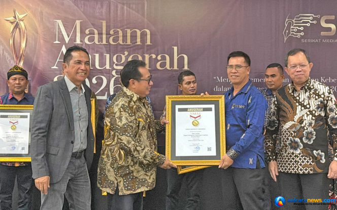
 Bupati Kepulauan Anambas,Aneng Terima Penghargaan Dari SMSI Pusat. (Foto: Prokompimda Kepulauan Anambas)