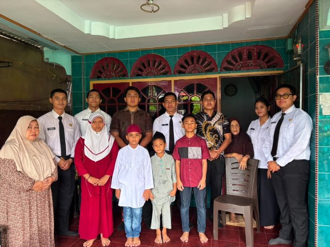 
 Kantor Imigrasi Belakang Padang melakukan bakti sosial kepada masyarakat Belakang Padang
