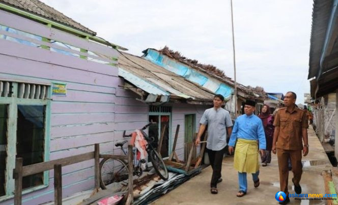 
 Bupati Lingga, Muhammad Nizar bersama Wakil Bupati Lingga, H. Novrizal saat melihat langsung rumah warga terdampak angin puting beliung di Desa Tanjung Kelit, Kecamatan Bakung Serumpun, Kabupaten Lingga, Senin (15/6/2026)