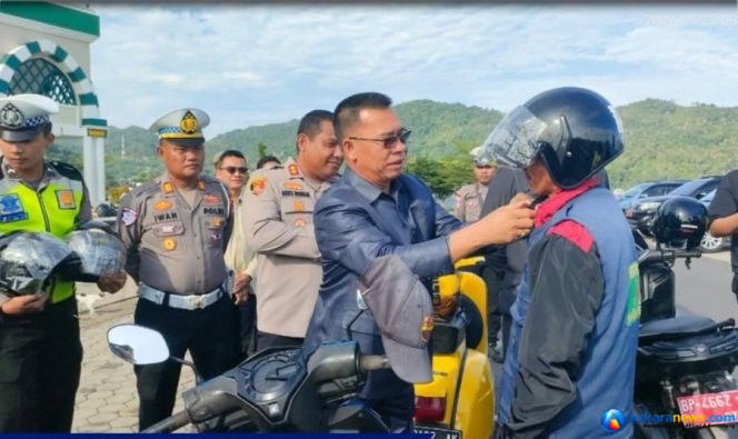 
 Bupati Anambas Ajak Masyarakat Tertib Berlalu Lintas Melalui Gerakan Penggunaan Helm
