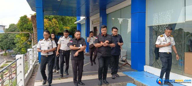 
 Pastikan Pelayanan Prima, Kabid Dokumen Perjalanan, Izin Tinggal, dan Status Keimigrasian Laksanakan Monitoring Layanan di Kantor Imigrasi Kelas II TPI Belakang Padang
