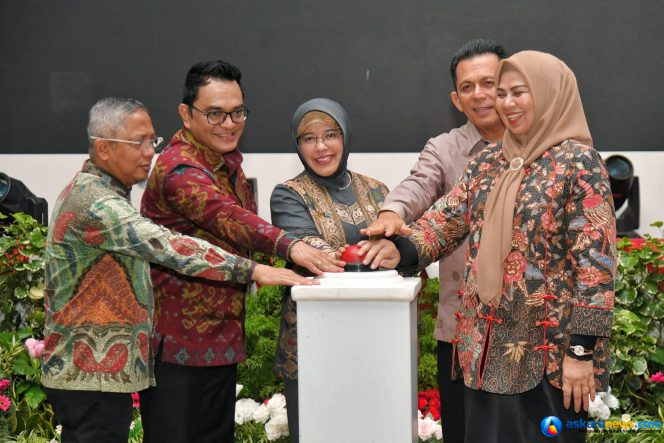 
 Gubernur Kepri Ansar Ahmad, Kepala BPS RI Amalia Adininggar, Kepala BPS Kepri Toto Haryanto Silitonga, Ketua TP PKK Kepri Dewi Kumalasari, serta Ketua Sensus Ekonomi Nasional Windiarso Konco Adi menekan sirine tanda dimulainya SE2026 di Kepri.