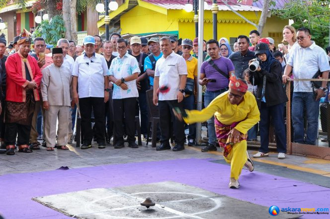 
 Gubernur Ansar bersama Wagub Nyanyang, Wakil Wali Kota Tanjungpinang Raja Ariza dan Ketua LAM Kepri menyaksikan permainan gasing di event Penyengat Heritage 2026. 