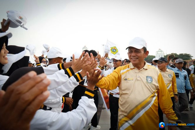 
 Gubernur Kepri Ansar Ahmad bersama Bupati Karimun Iskandarsyah menyapa para atlet peserta POPDA X Kepulauan Riau pada pembukaan digelar di Coastal Area, Karimun, Kamis (2/7/2026). (DISKOMINFO KARIMUN)