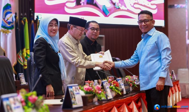 
 Wakil Ketua II DPRD Kepri Tengku Afrizal Dahlan diampingi Wakil Ketua III Bakhtiar dan Sekdaprov Kepri menerima dokumen pandangan umum dari Fraksi Gerindra terhadap Ranperda LPj Pelaksanaan APBD Provinsi Keri Tahun Anggaran 2025 pada Rapat Paripurna digelar Selasa (1/7/2026). 
