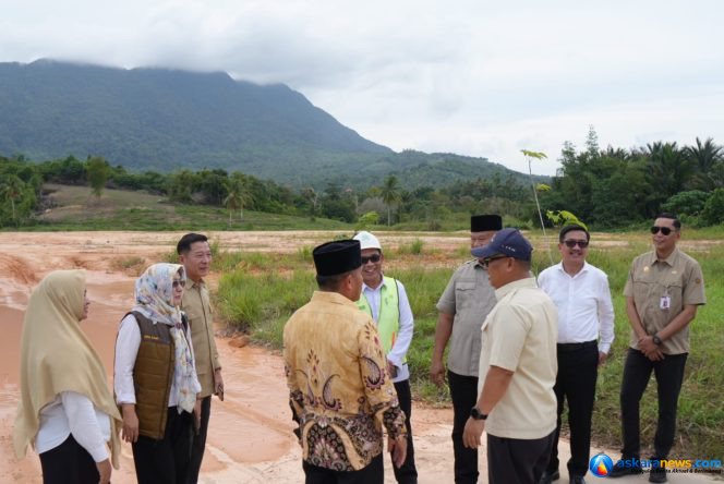 
 Wakil Gubernur Kepri Nyanyang Haris Pratamura didampingi Sekda Kabupaten Natuna, serta jajaran Pemprov Kepri dan Kepala OPD meninjau lokasi bakal pembangunan Sekolah Rakyat yang berada dalam Komplek di Komplek Masjid Agung Baitul Izzah, Ranai. 