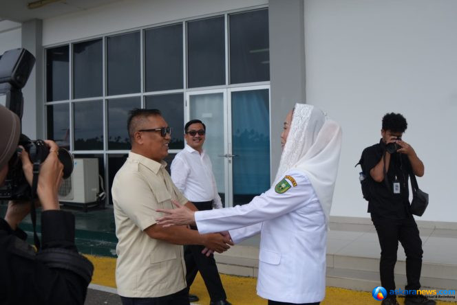 
 Wakil Gubernur Kepri Nyanyang Haris Pratamura disambut Bupati Natuna Chen Sui Lan setibanya di VIP Room Bandara Raden Sadjad Natuna, Selasa (1/7/2026). (Sumber: Diskominfo Natuna)