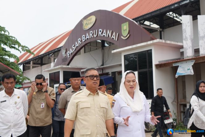 
 Wakil Gubernur Kepri Nyanyang Haris Pratamura bersama Bupati Natuna Chen Sui Lan meninjau Pasar Baru Ranai, Selasa (1/7/2026). Kunjungan ini untuk memastikan stabilitas harga bahan pokok serta fasilitas yang ada di pasar ini. (Sumber: DISKOMINFO NATUNA)