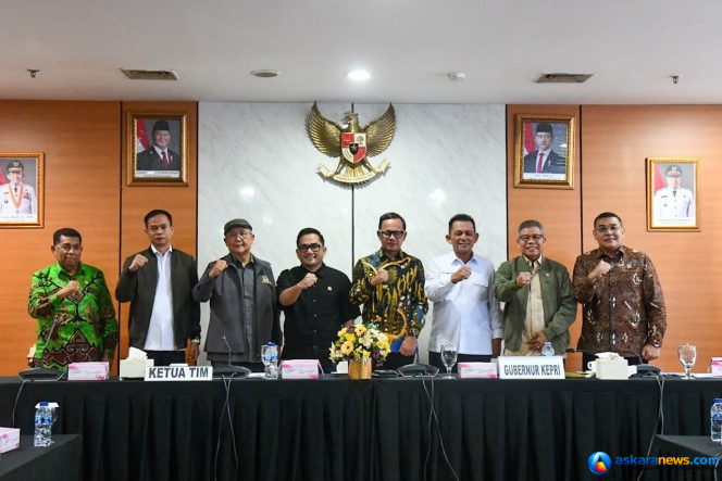 
 Gubernur Kepri, Ansar Ahmad menerima kunjungan spesifik Komisi II DPR RI di Graha Kepri, Kota Batam, Selasa (8/7/2026). Turut hadir dalam pertemuan ini Wamendagri Bima Arya Sugiarto serta Wamen Agraria dan Tata Ruang/Wakil Kepala BPN Ossy Dermawan. 