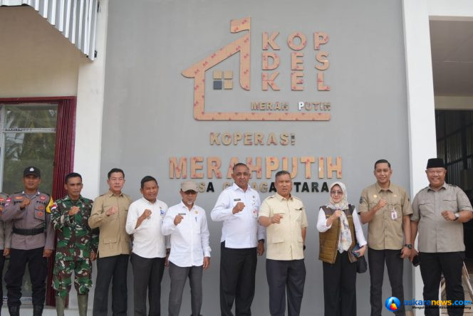 
 Wakil Gubernur Kepri, Nyanyang Haris Pratamura bersama Sekdis Perindag kop dan UMKM Kabupaten Natuna dan jajaran Pemprov Kepri saat meninjau Koperasi Desa Merah Putih yang berada di Desa Cemaga Utara, Kecamatan Bunguran Selatan, Natuna, Rabu (1/7/2026) sore. (DISKOMINFO NATUNA)