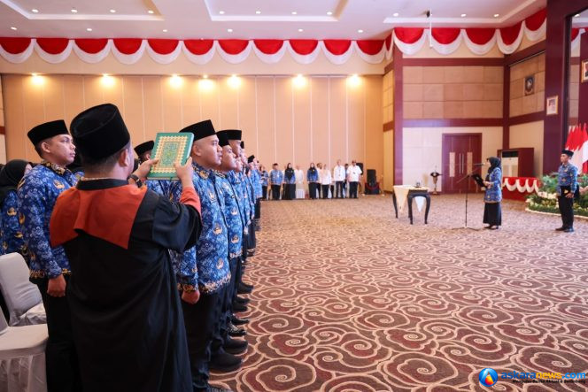 
 Pengucapan janji dan sumpah jabatan oleh 75 PNS dan 105 Pejabat Fungsional dipimpin oleh Sekretaris Daerah (Sekda) Provinsi Kepulauan Riau di Aula Wan Seri Beni, Dompak, Selasa (1/7/2026). 