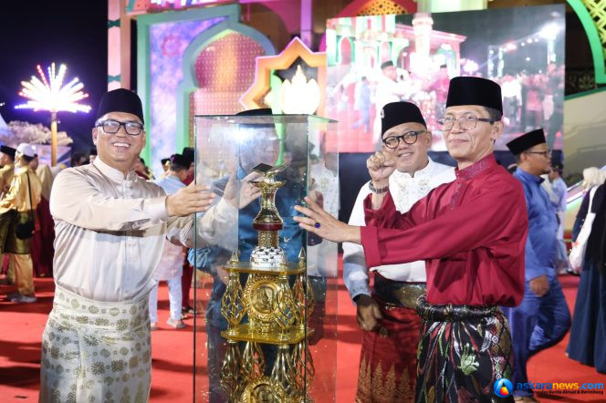 
 Wakil Gubernur Kepri sekaligus Ketua LPTQ Nyanyang Haris Pratamura didampingi Wali Kota Tanjungpinang Lis Darmansyah menyerahkan tropi juara umum MTQ XII Tingkat Provinsi Kepulauan Riau kepada Wali Kota Batam Amsakar Achmad, Kamis (9/7/2026). 