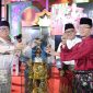 Wakil Gubernur Kepri sekaligus Ketua LPTQ Nyanyang Haris Pratamura didampingi Wali Kota Tanjungpinang Lis Darmansyah menyerahkan tropi juara umum MTQ XII Tingkat Provinsi Kepulauan Riau kepada Wali Kota Batam Amsakar Achmad, Kamis (9/7/2026). 