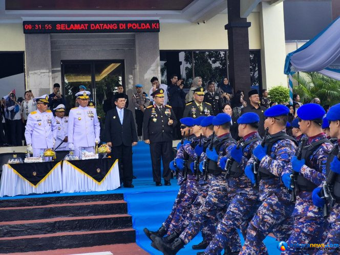 
 Gubernur Kepulauan Riau Ansar Ahmad bersama Kapolda Kepri Irjen Pol Asep Syafrudin menyaksikan pasukan kirab dan defie dalam upacara HUT BHAYANGKARA KE-80 digelar di Mapolda Kepri, Selasa (1/7/2026). 